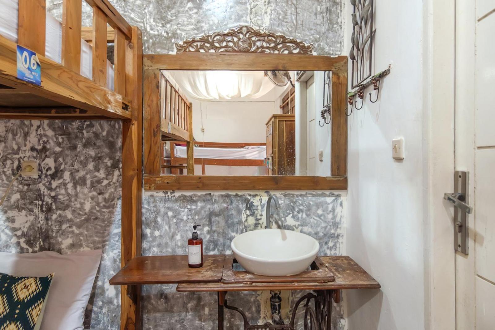 Twospaces Living At Wave And Chill House, Canggu Екстер'єр фото